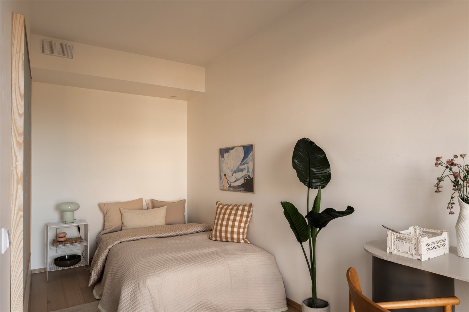 Her er det plass til seng, skrivepult eller ekstra oppbevaring - perfekt som barnerom, ungdomsrom, gjesterom eller et behagelig hjemmekontor når hverdagen krever det. Galleribilde