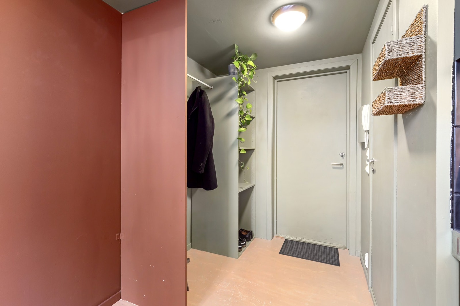 Her har du god plass til å henge fra deg yttertøy, samt generelt oppbevaring. Galleribilde