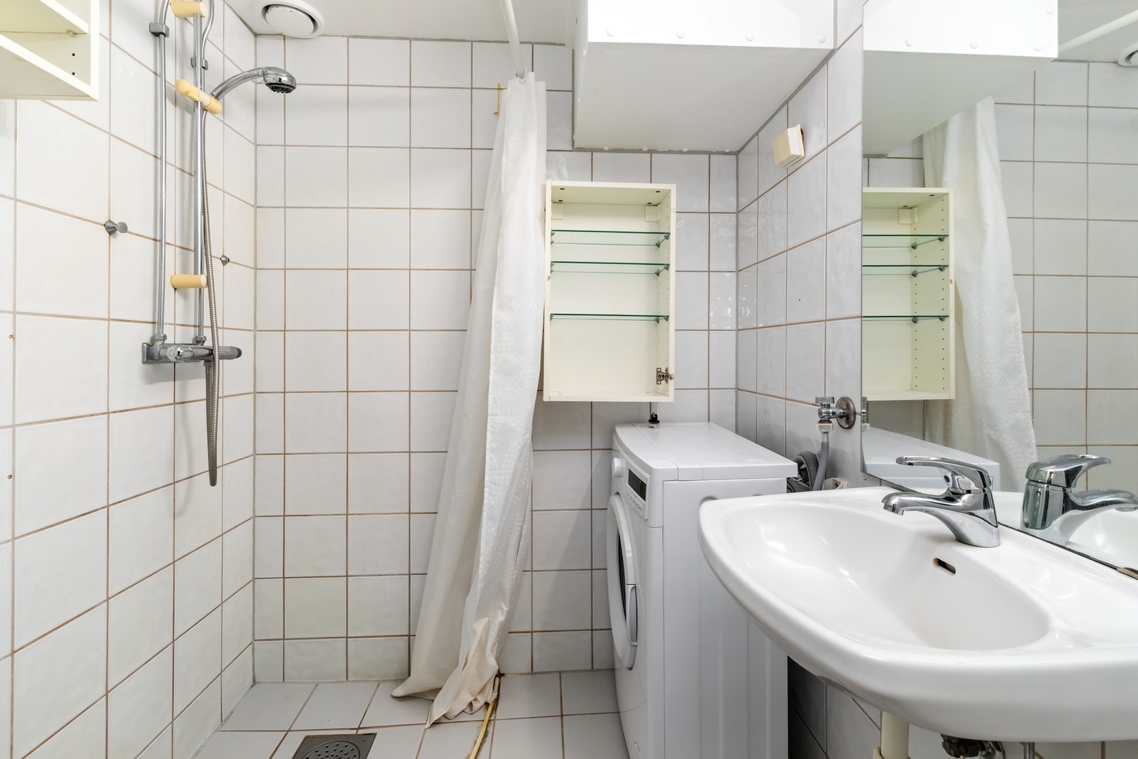 Lyst flislagt bad med tilkomst fra entréen. Galleribilde