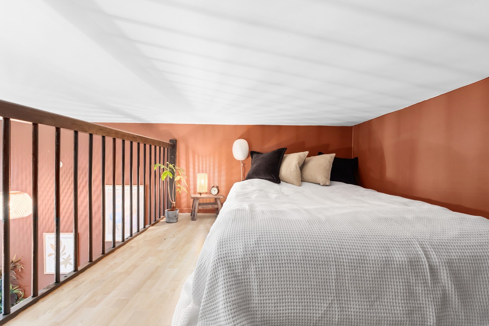 Praktisk hems med plass til dobbeltseng med tilhørende nattbord. Galleribilde