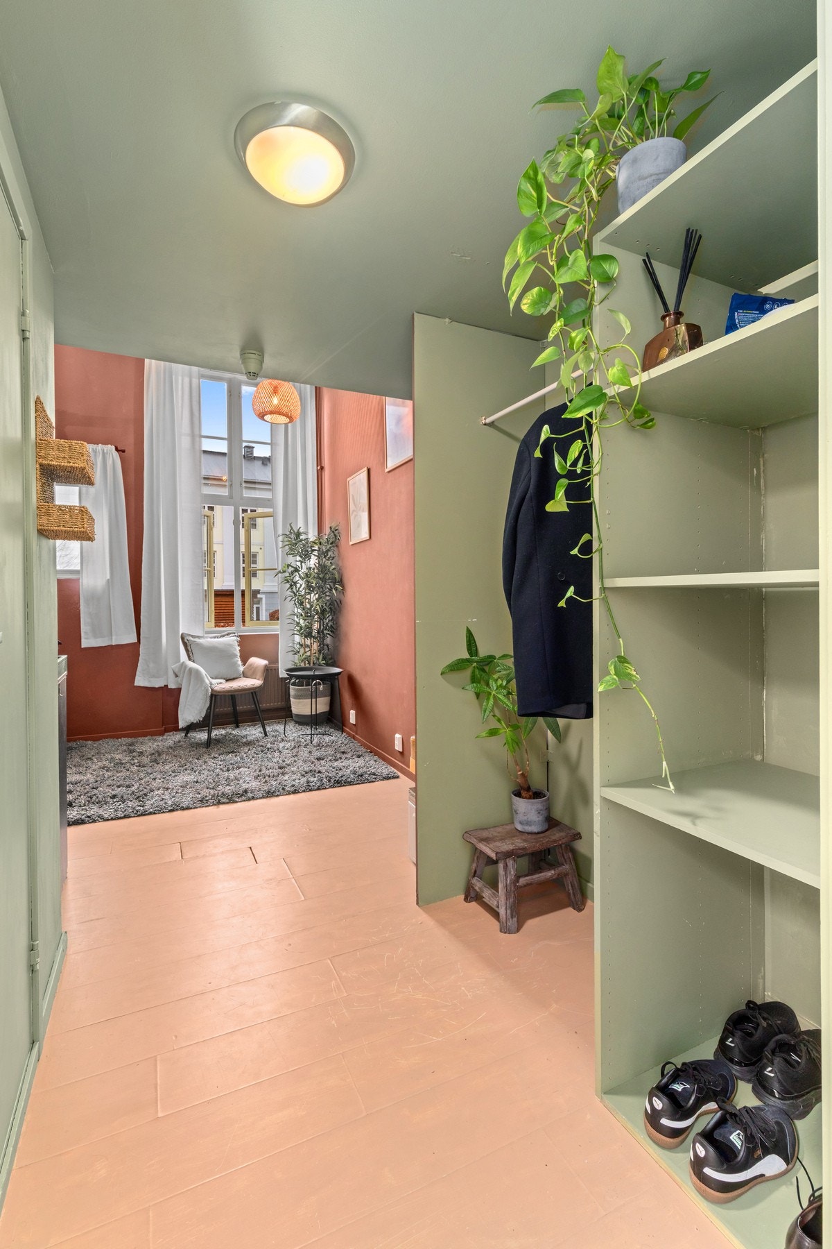 Entré med integrert garderobeløsning. Galleribilde