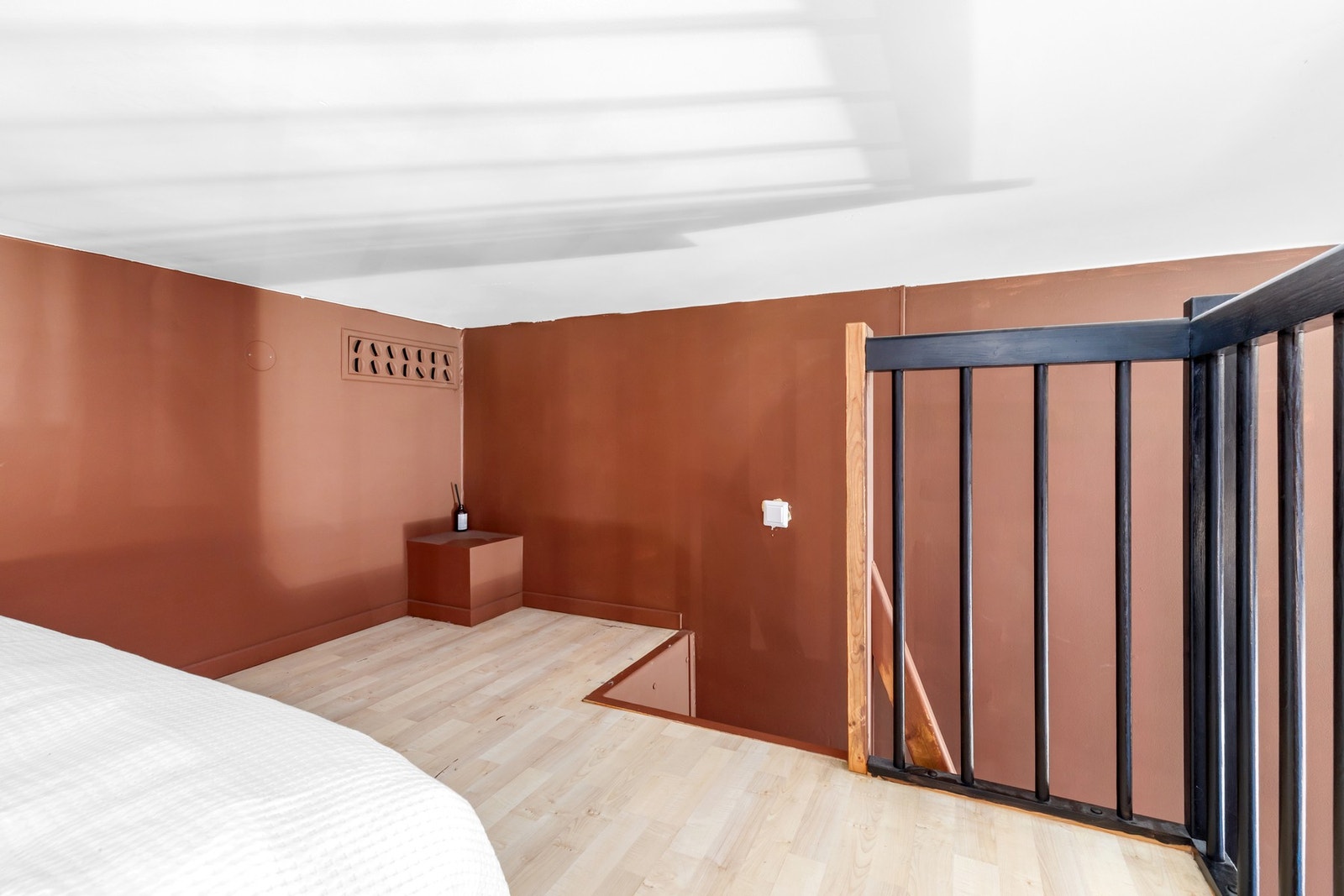 Her har du i tillegg plass til en kommode eller lignende for ytterligere oppbevaring av klær. Galleribilde