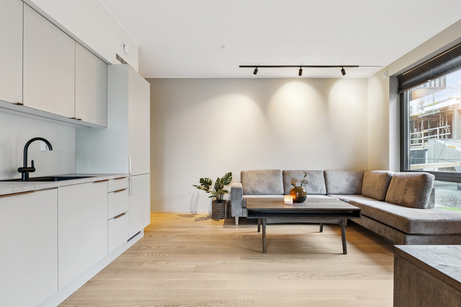 Leiligheten har en meget god standard og 1-stavs eikeparkett som gir et moderne og stilrent preg. Galleribilde