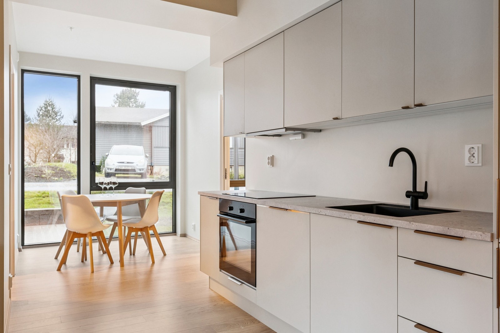 På kjøkkenet er det integrert platetopp, stekeovn og kjøl-fryseskap. Galleribilde