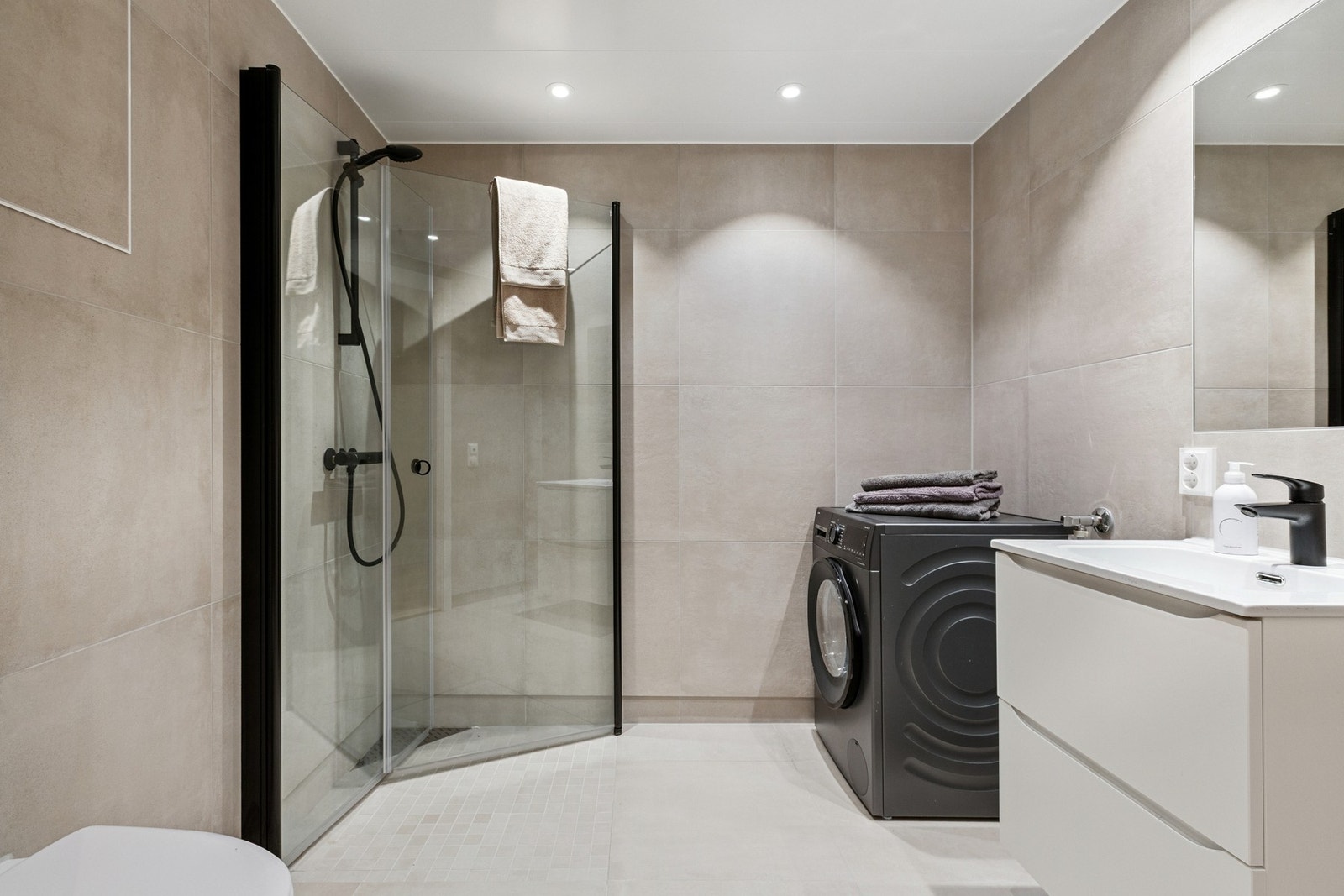 Lekkert flislagt bad på 4,5 kvm. Galleribilde