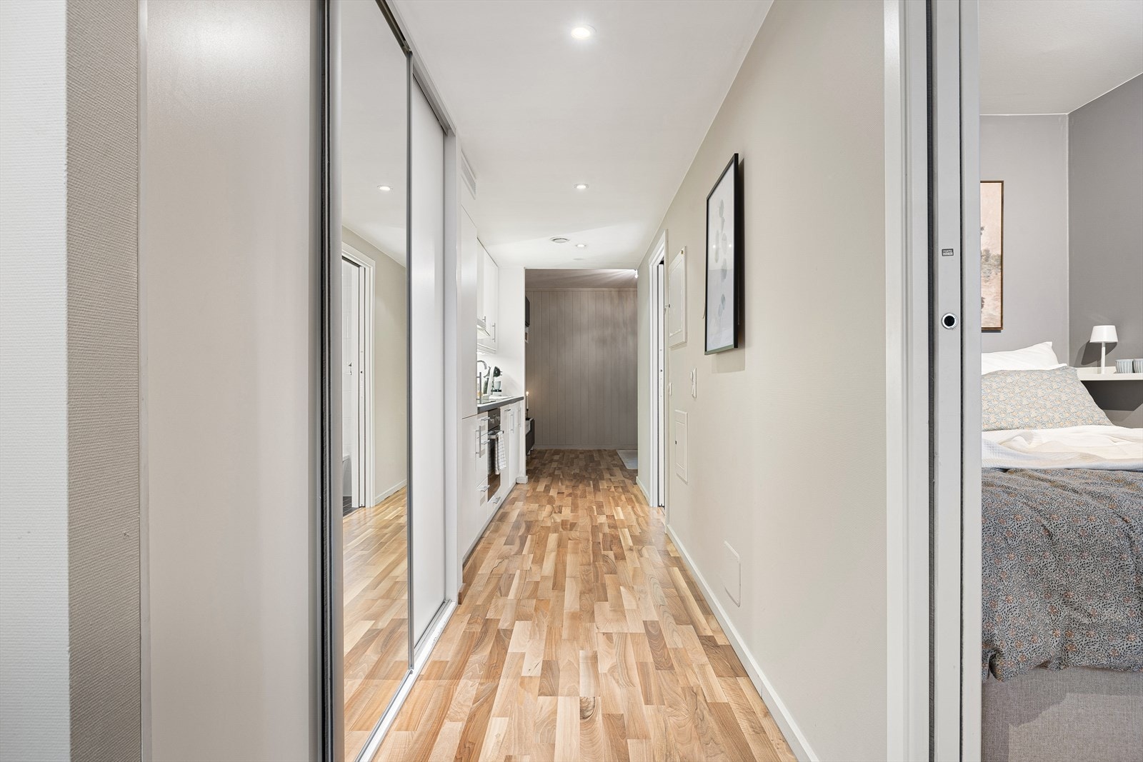 Leiligheten har lave felleskostnader på kun kr 2 537,- i mnd. Disse dekker blant annet A-konto fjernvarme, renhold og strøm til fellesarealer samt TV og bredbånd. Galleribilde