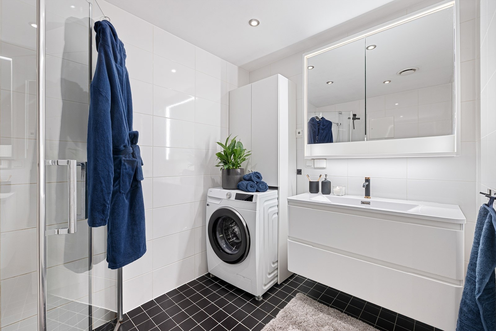 Badet har en behagelig gulvvarme som sikrer en lun start på dagen. Oppmålt til 4,5 m². Galleribilde