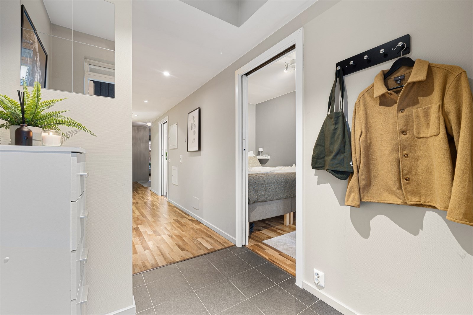 Innbydende inngangsparti med fliser på gulv samt gulvvarme. Galleribilde