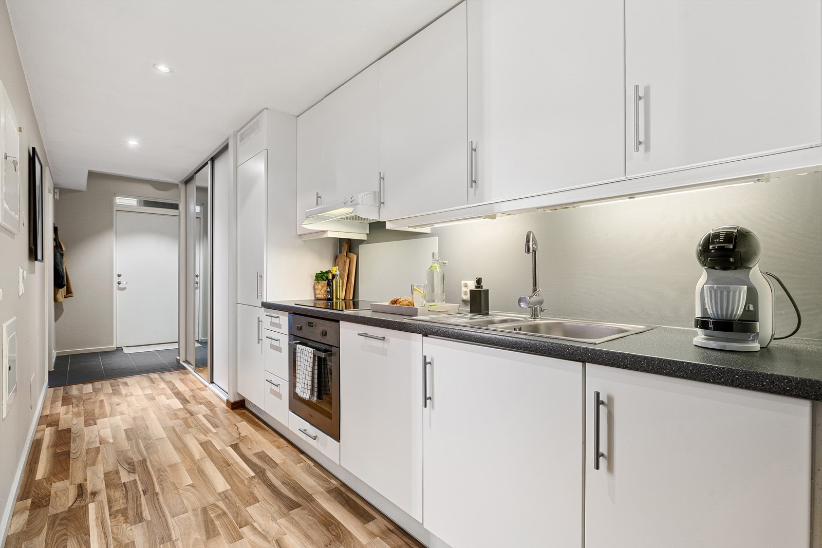 Det er integrert platetopp, kjøl/fryseskap, oppvaskmaskin og stekeovn. Galleribilde