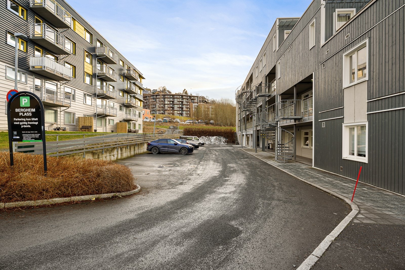 Fast p-plass i kjeller følger leiligheten. Gjesteparkering rett utenfor leiligheten. Galleribilde