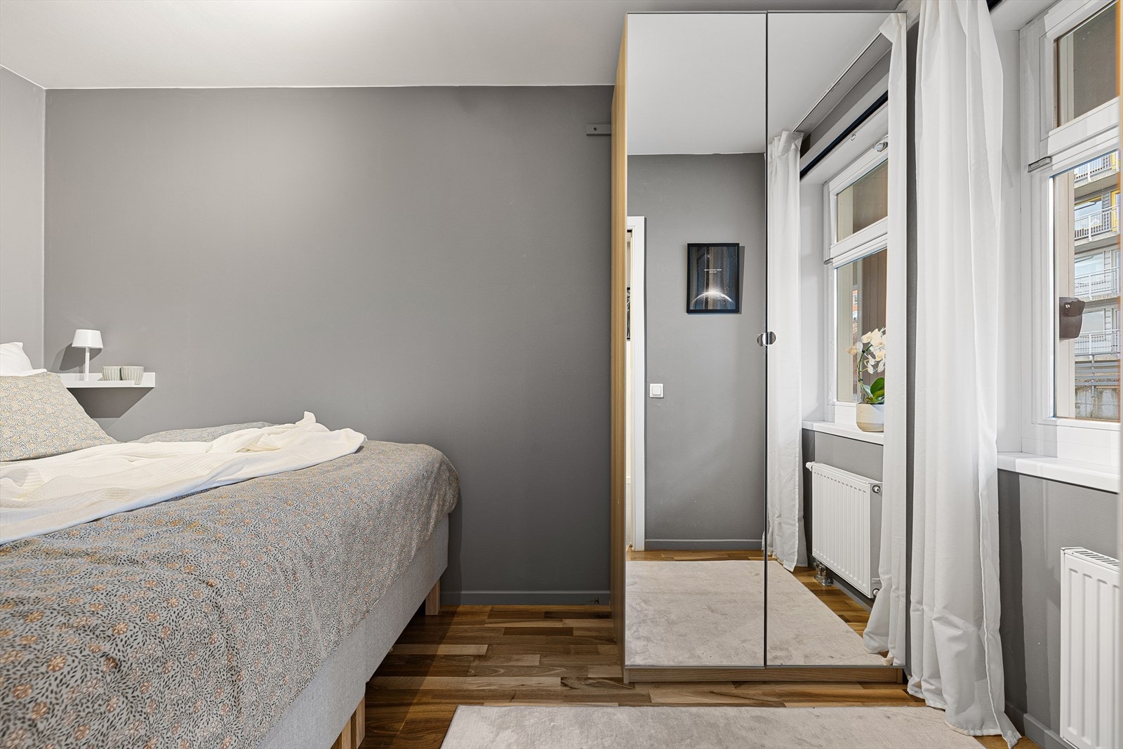 Soverommet har god plass til dobbeltseng og garderobeløsning. Galleribilde