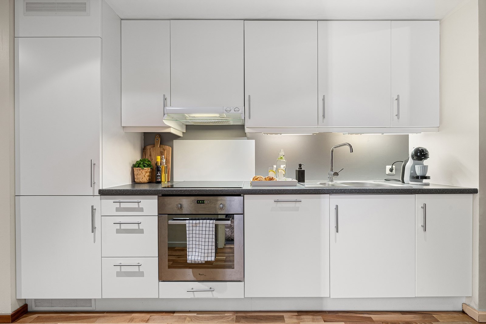 Det stilrene kjøkkenet fikk tilstandsgrad 1 av takstmann. Galleribilde