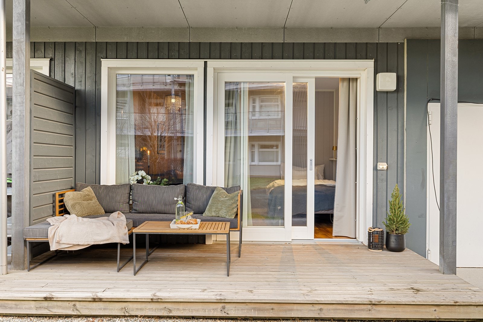 Utgang til terrassen er via soverommet på 7 m². Galleribilde