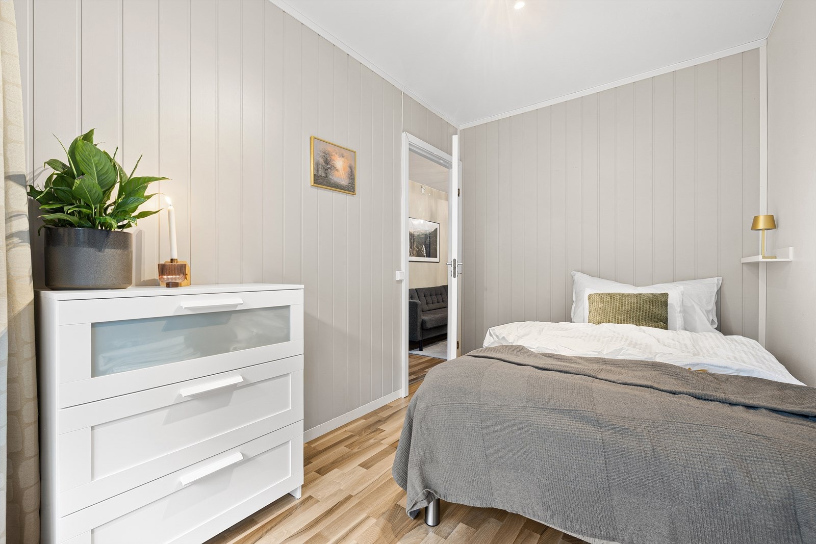 Soverommet har godt med plass til både seng, nattbord og enkel garderobe. Galleribilde