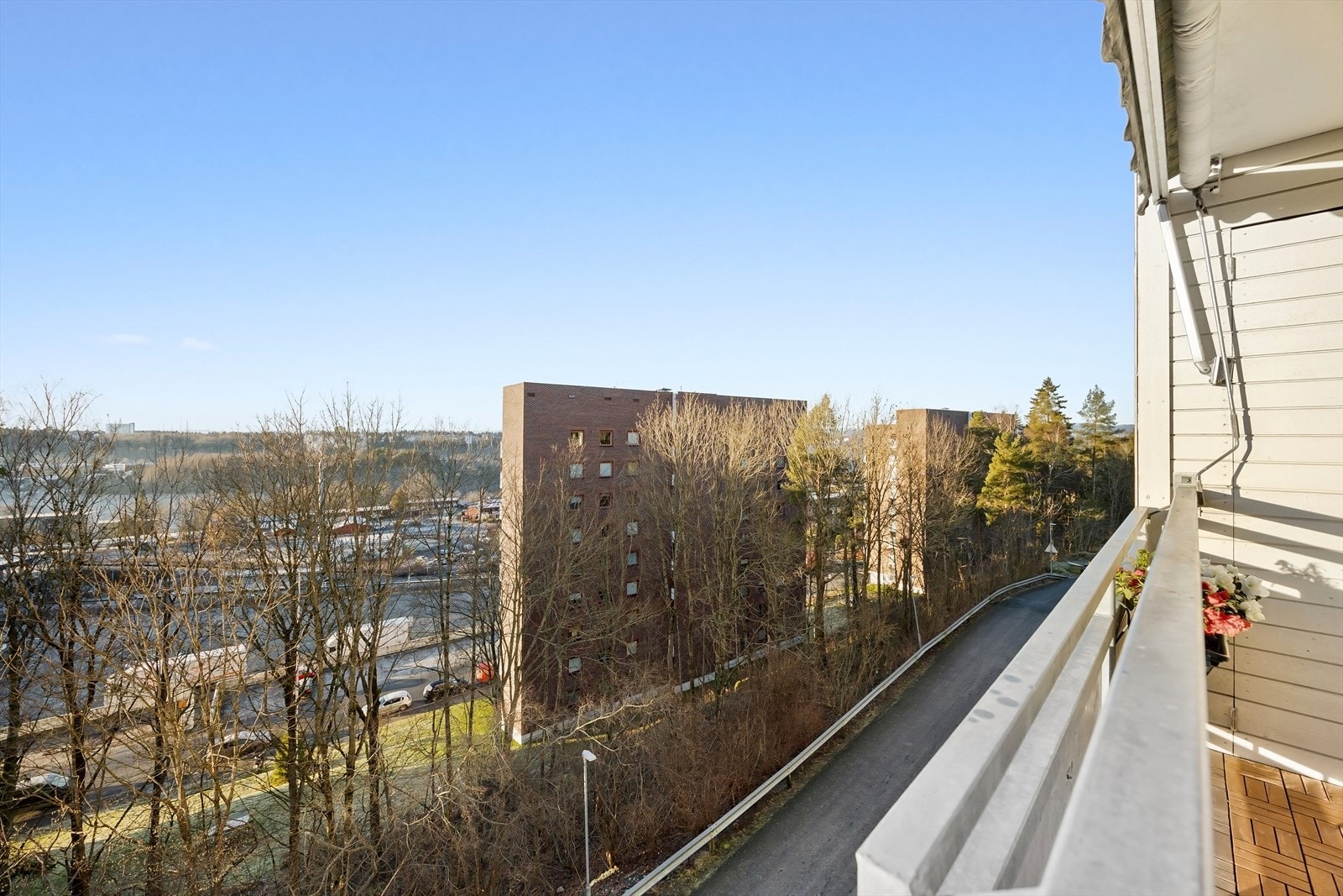 Her kan kjøper nyte lite innsyn, optimale solforhold, og lun atmosfære med overbygget balkong og markise. Galleribilde