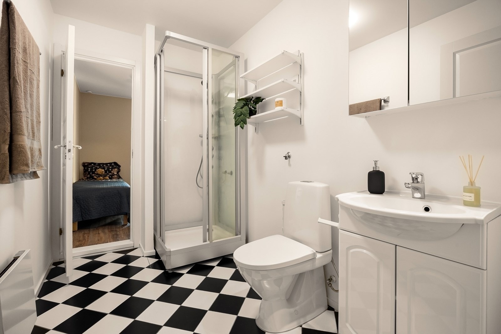 Romlig flislagt bad med adkomst fra både entrè og soverom. Galleribilde