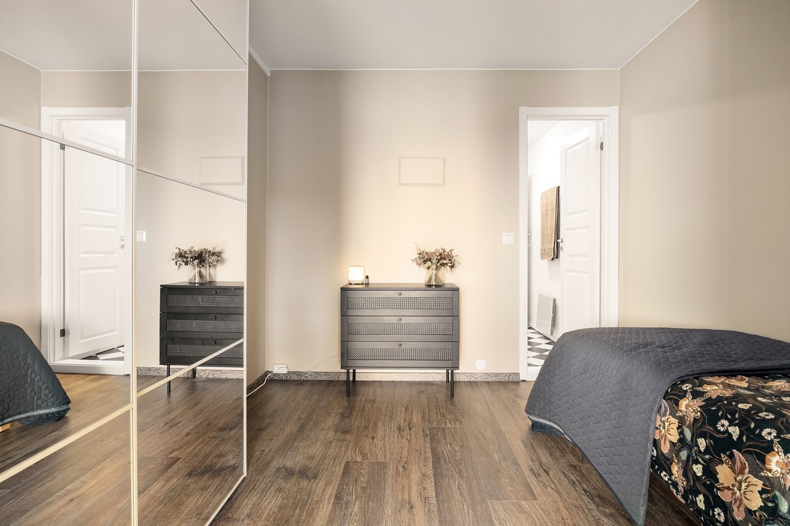 Innredet rom (tidligere deler av soverom) med plass til seng, nattbord og garderobeløsning. Galleribilde