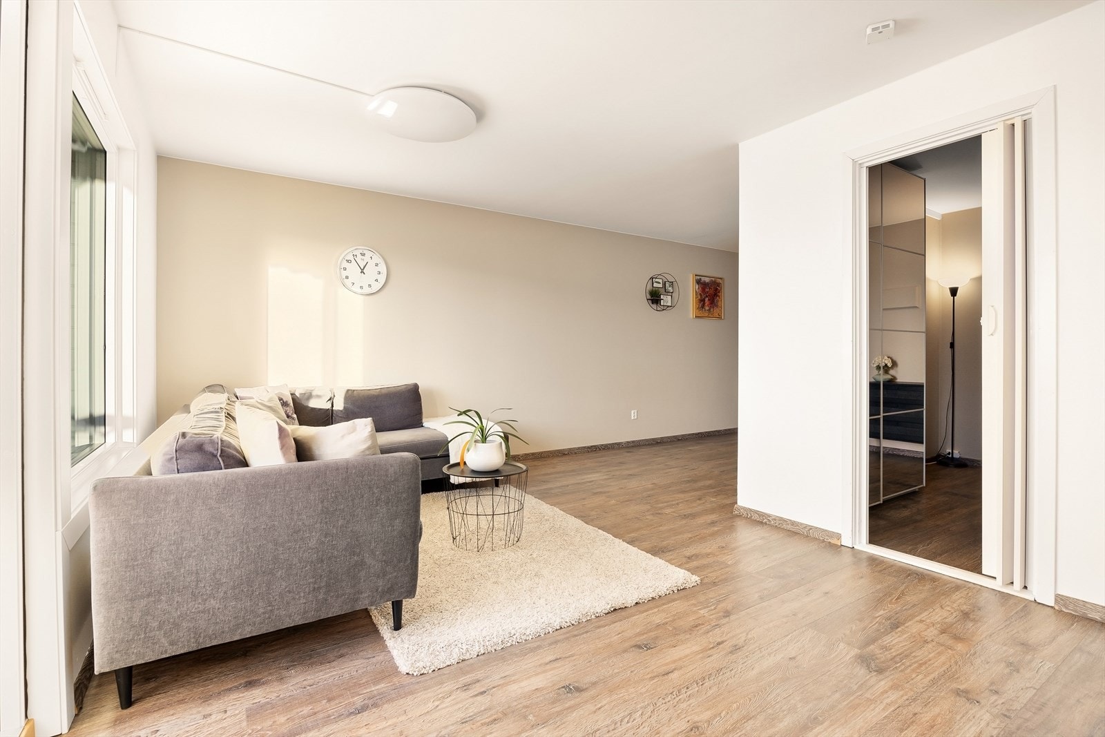 I stue er det god plass til sofagruppe og tv-seksjon. Galleribilde