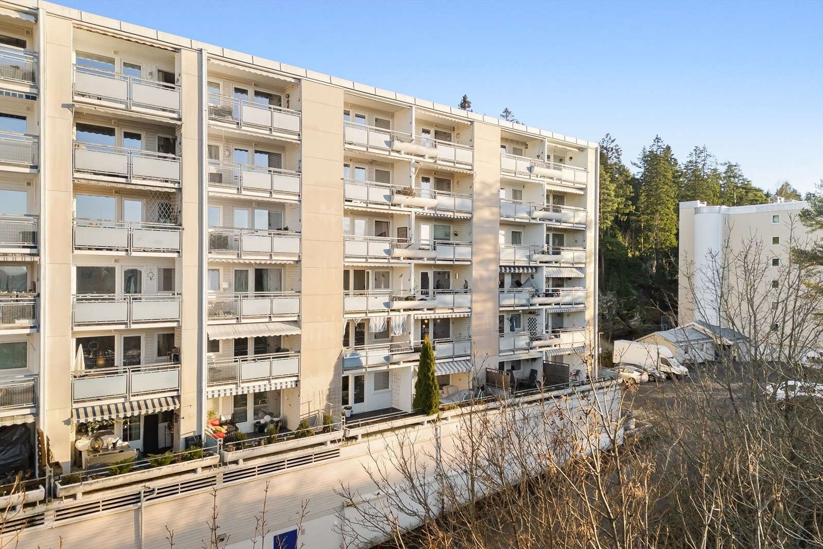 Her bor du i et veldrevet borettslag. Det er mulighet for leie av garasjeplass. Galleribilde