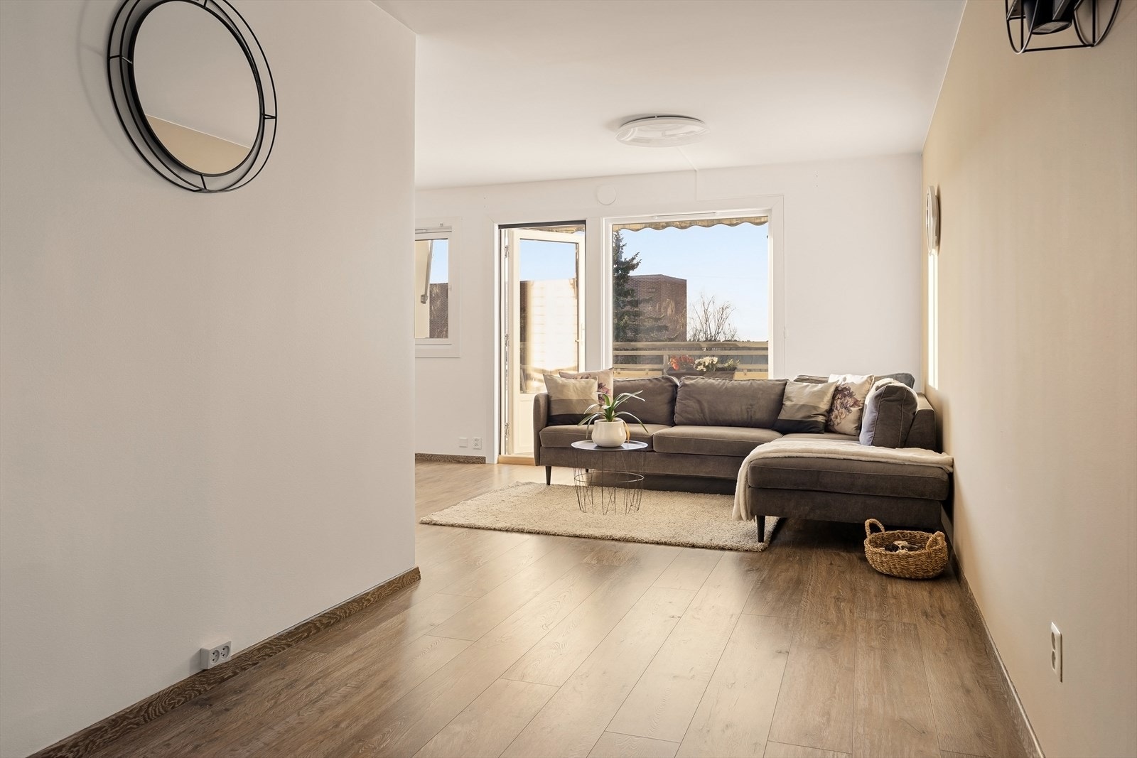 Leiligheten ble malt i 2025 med moderne og lune fargevalg som gjør det enkelt å innrede. Galleribilde