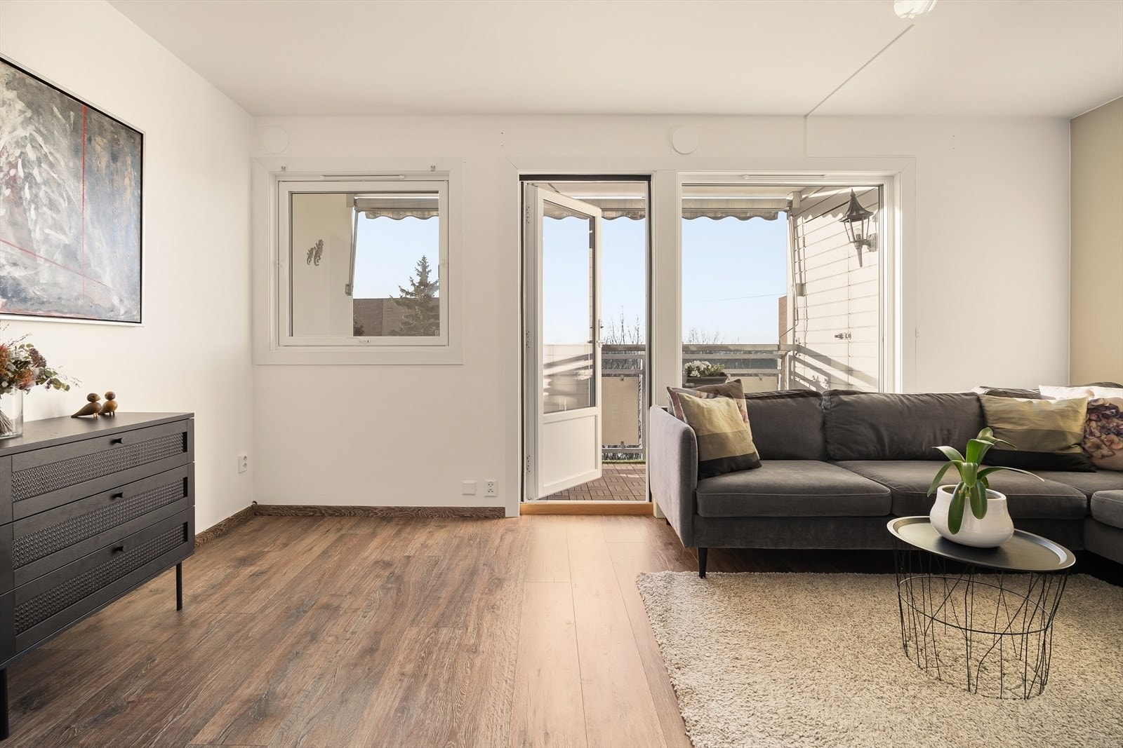 Store vindusflater gir rikelig med naturlig lysinnslipp. Galleribilde