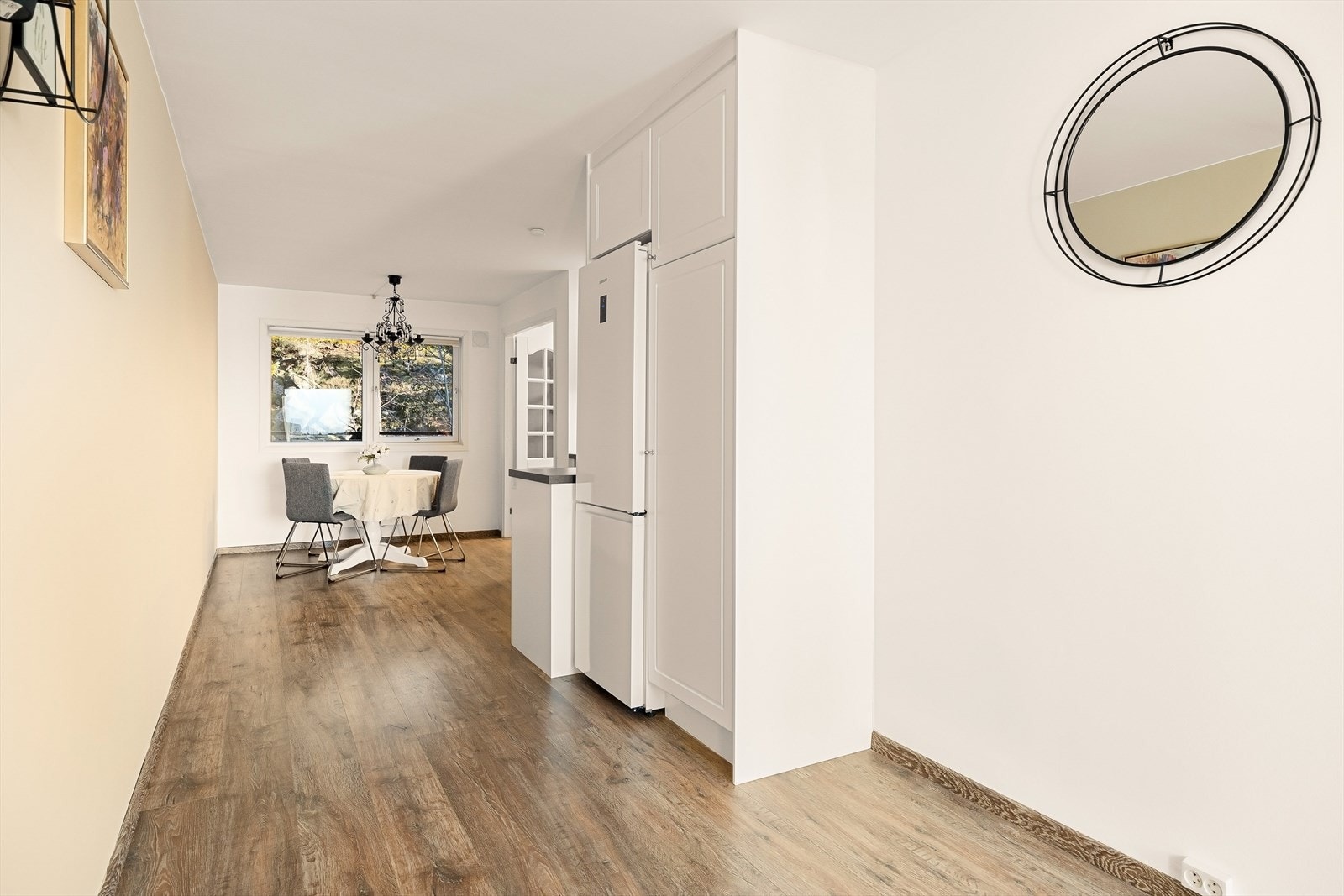 Separat kjøkken med plass til en spisestue. Galleribilde