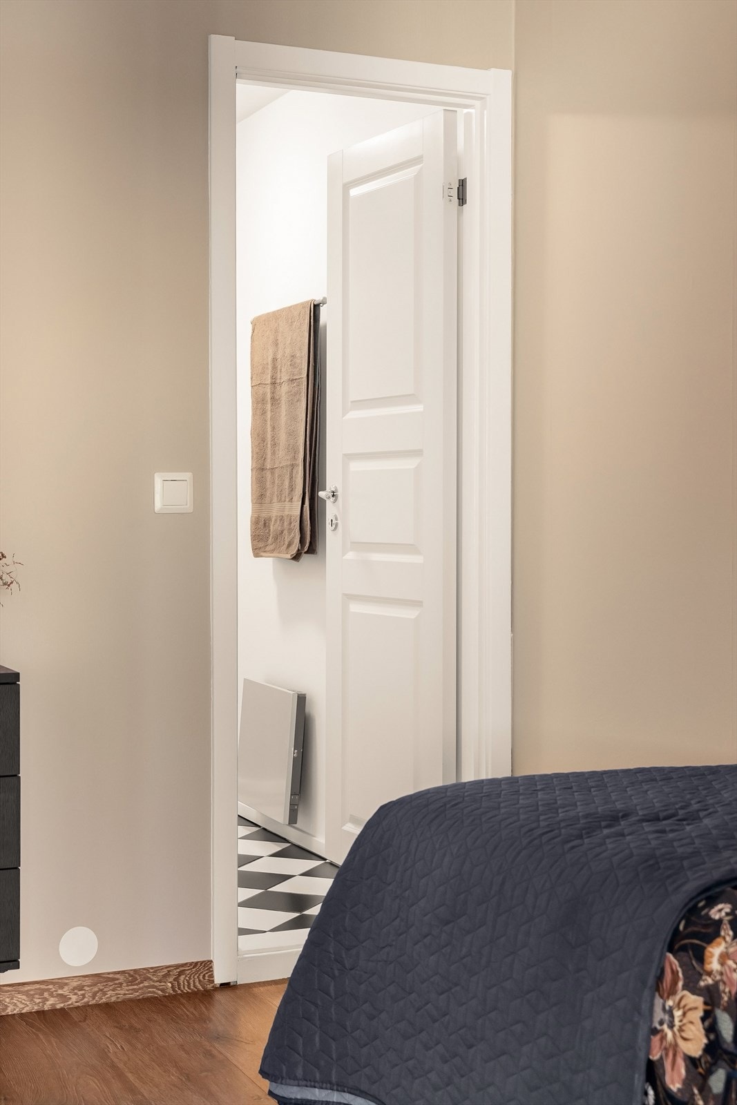 Fra rommet er det egen dør til badet. Galleribilde