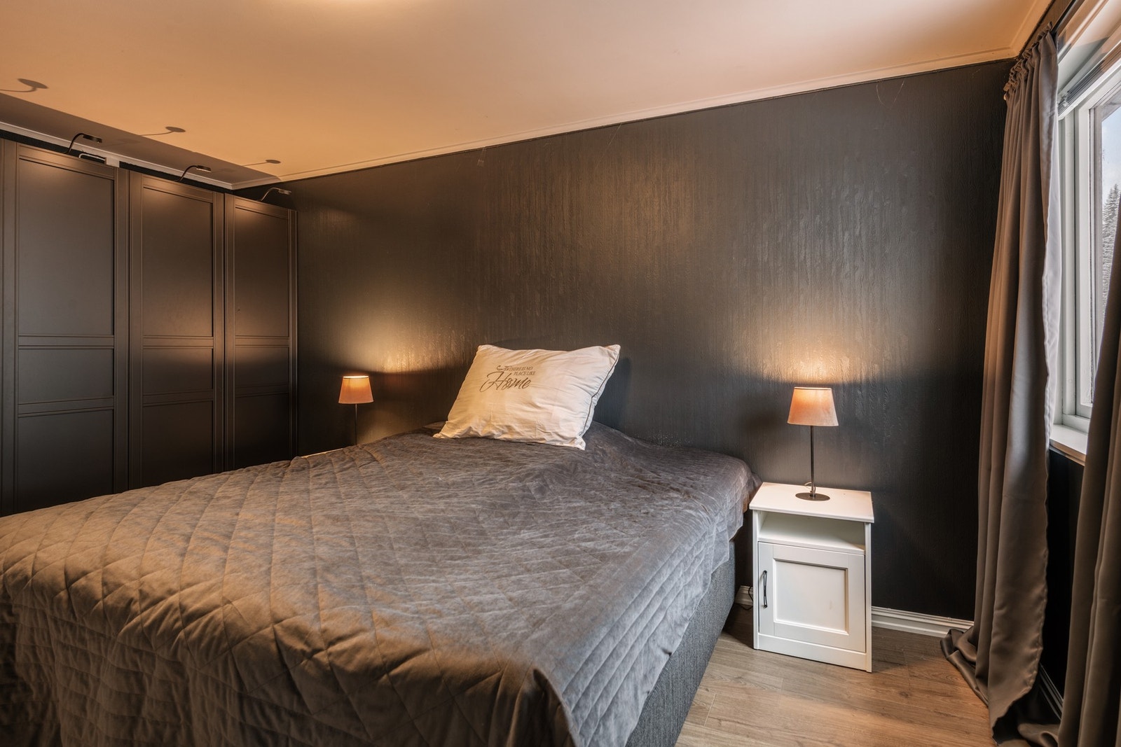 Soverom med innebygde garderobeskap Galleribilde