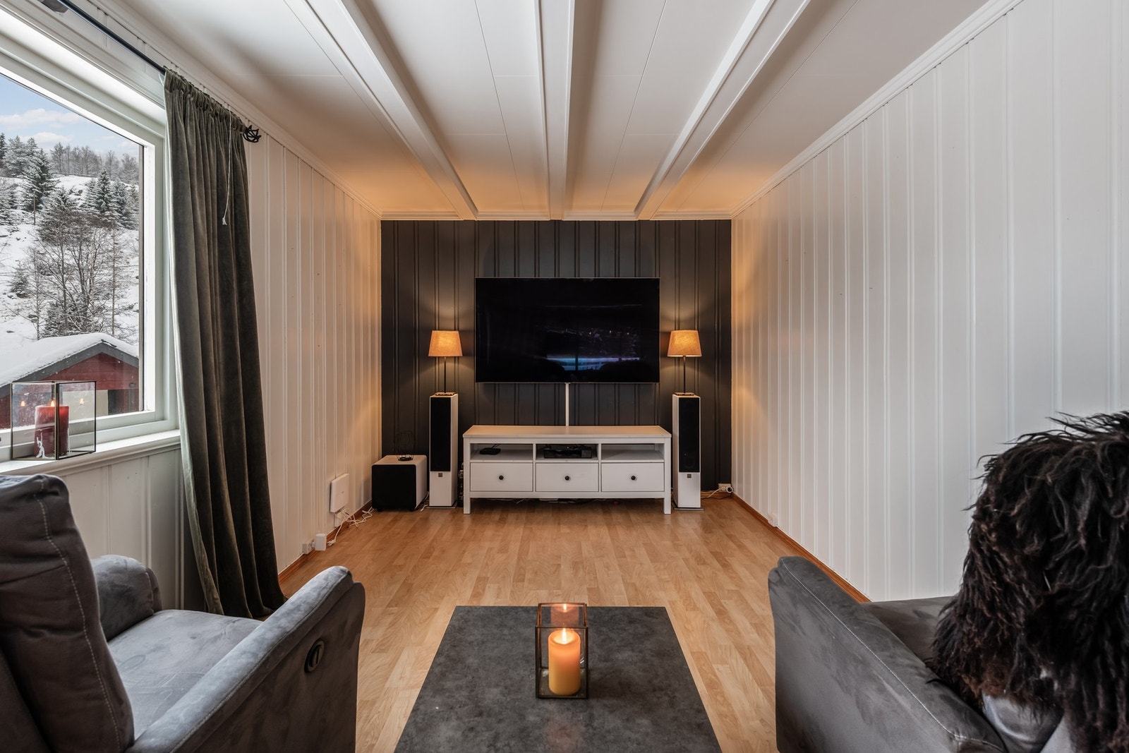 Kryp opp i godstolen og rund av dagen med favorittserien Galleribilde