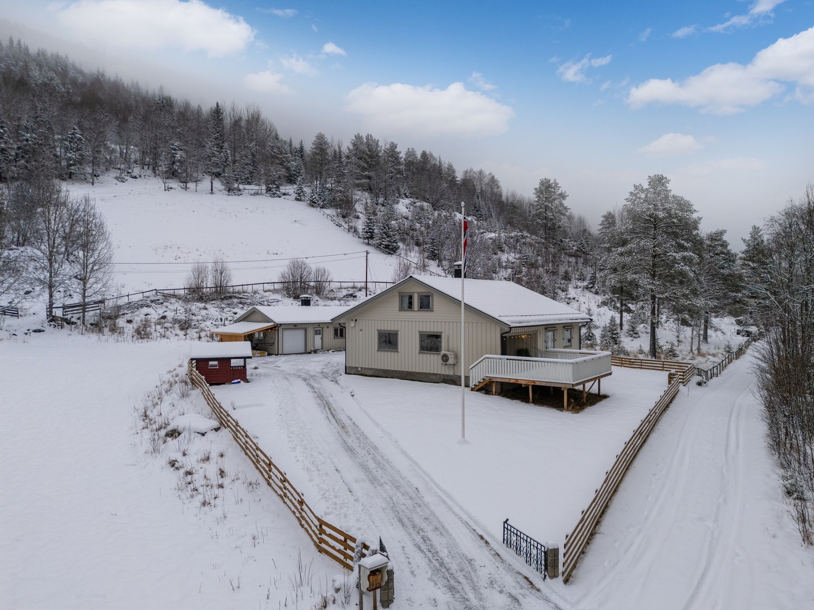 Eiendomsmegler MNEF/Partner/Økonom - Ådne Holestøl Hognerud ønsker velkommen til Mogrendvegen 46. (Foto: Terje Bjørnsen) Galleribilde