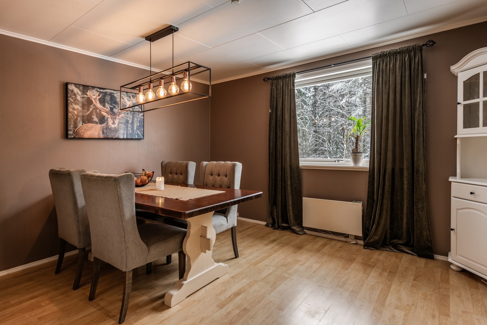 Spisestuen har rom for både nære og kjære Galleribilde