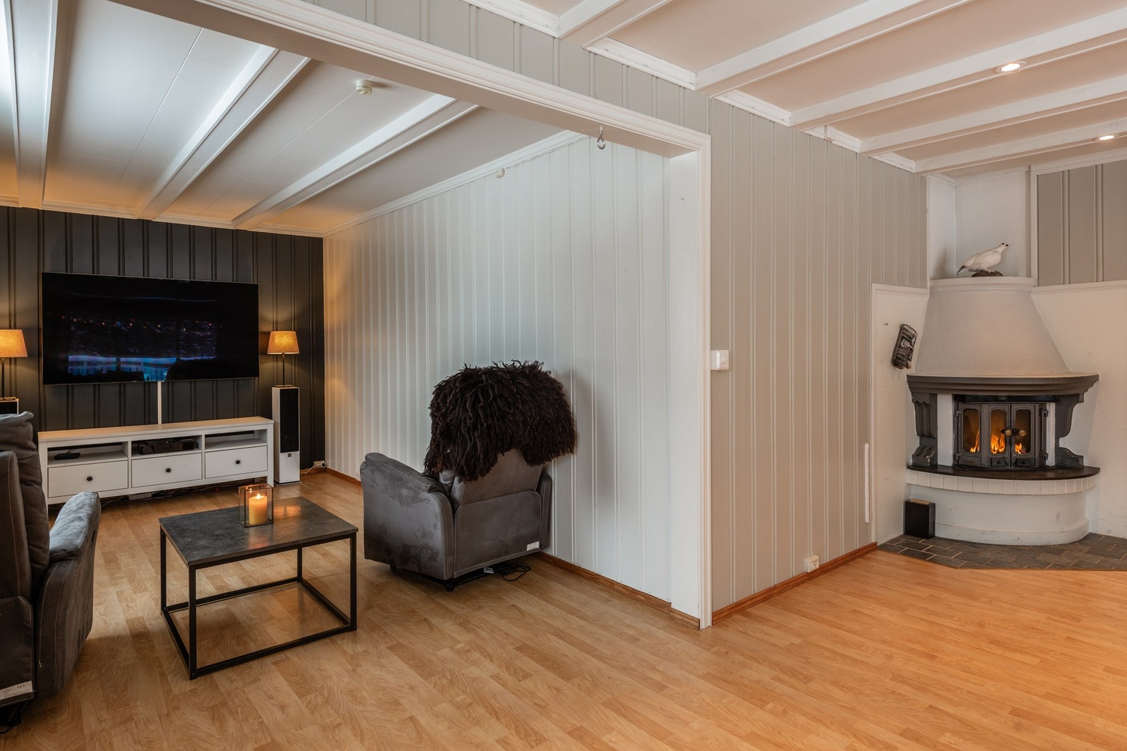 I stuen har man en hyggelig tv-krok Galleribilde