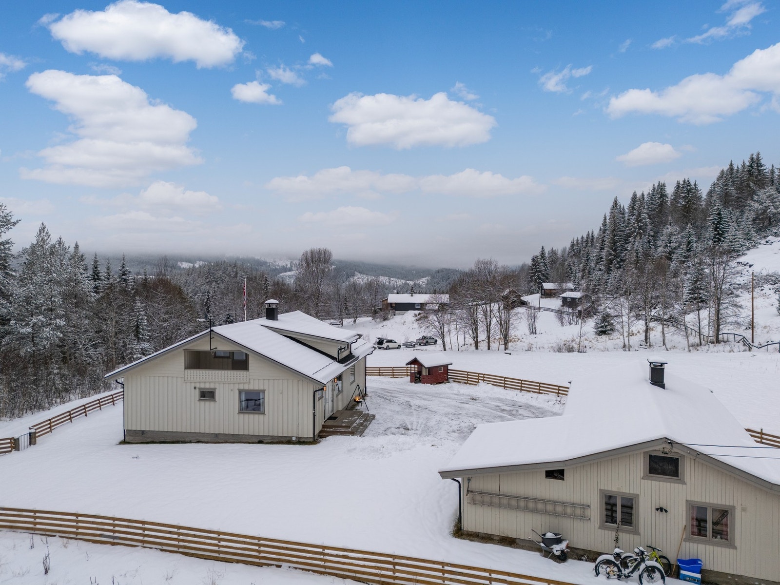 Stor, inngjerdet tomt Galleribilde