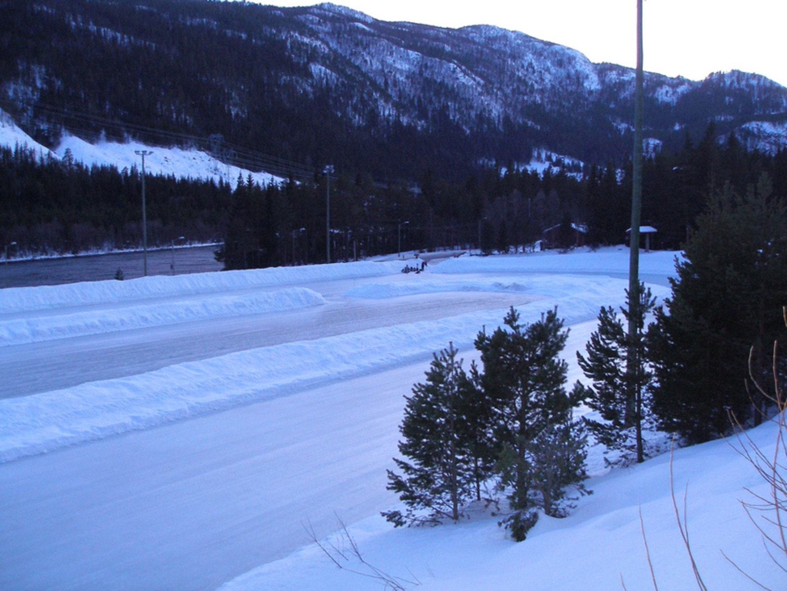 På vinterstid forvandles aktivitetsparken til en flott skøytebane Galleribilde