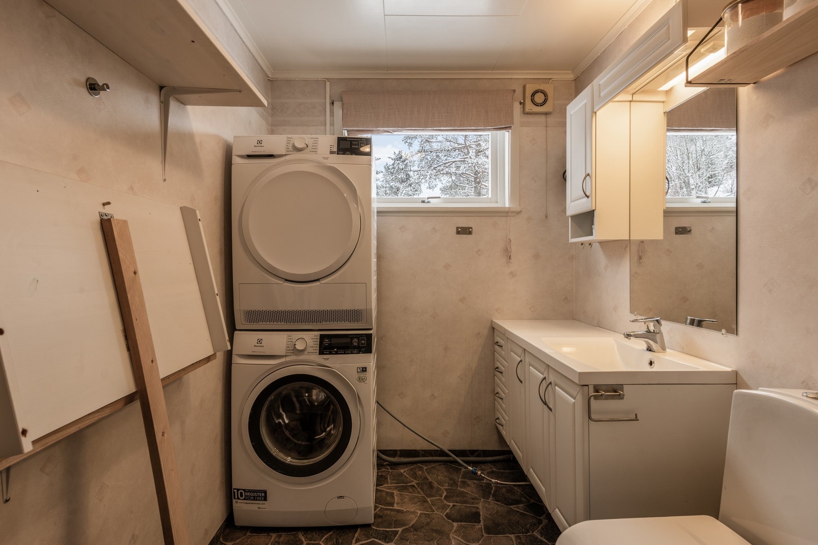 Badet har servantinnredning, håndvask, toalett og dusj Galleribilde