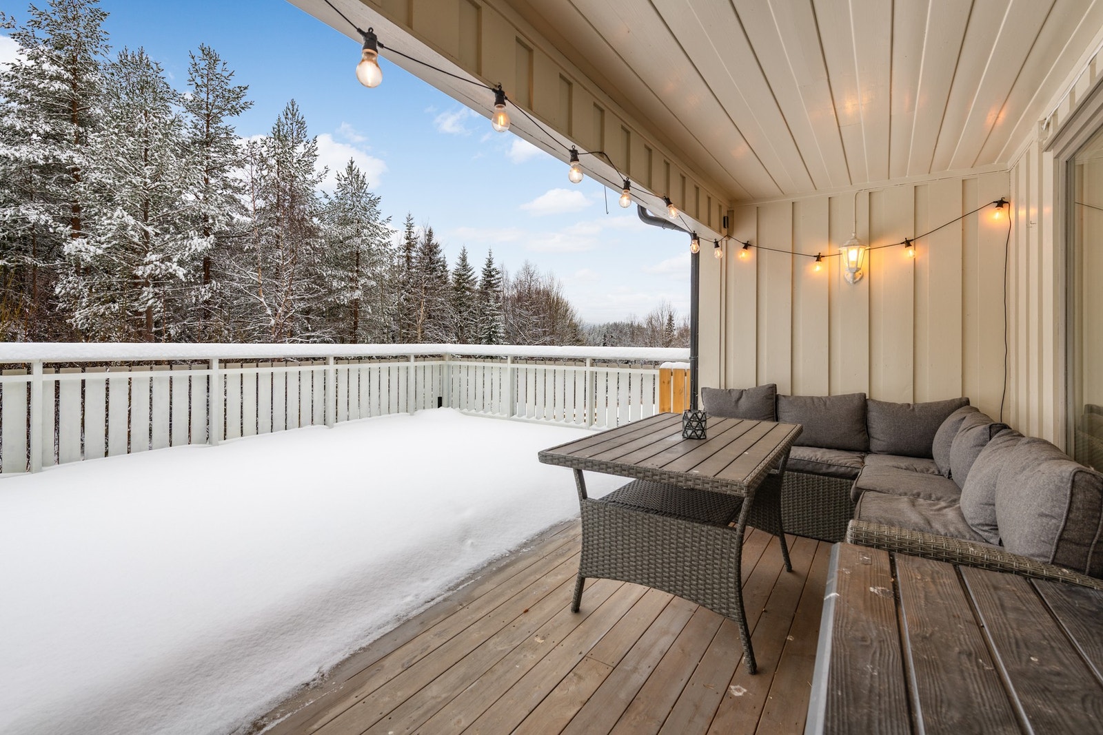 Inviter til hyggelige lag ute på terrassen Galleribilde