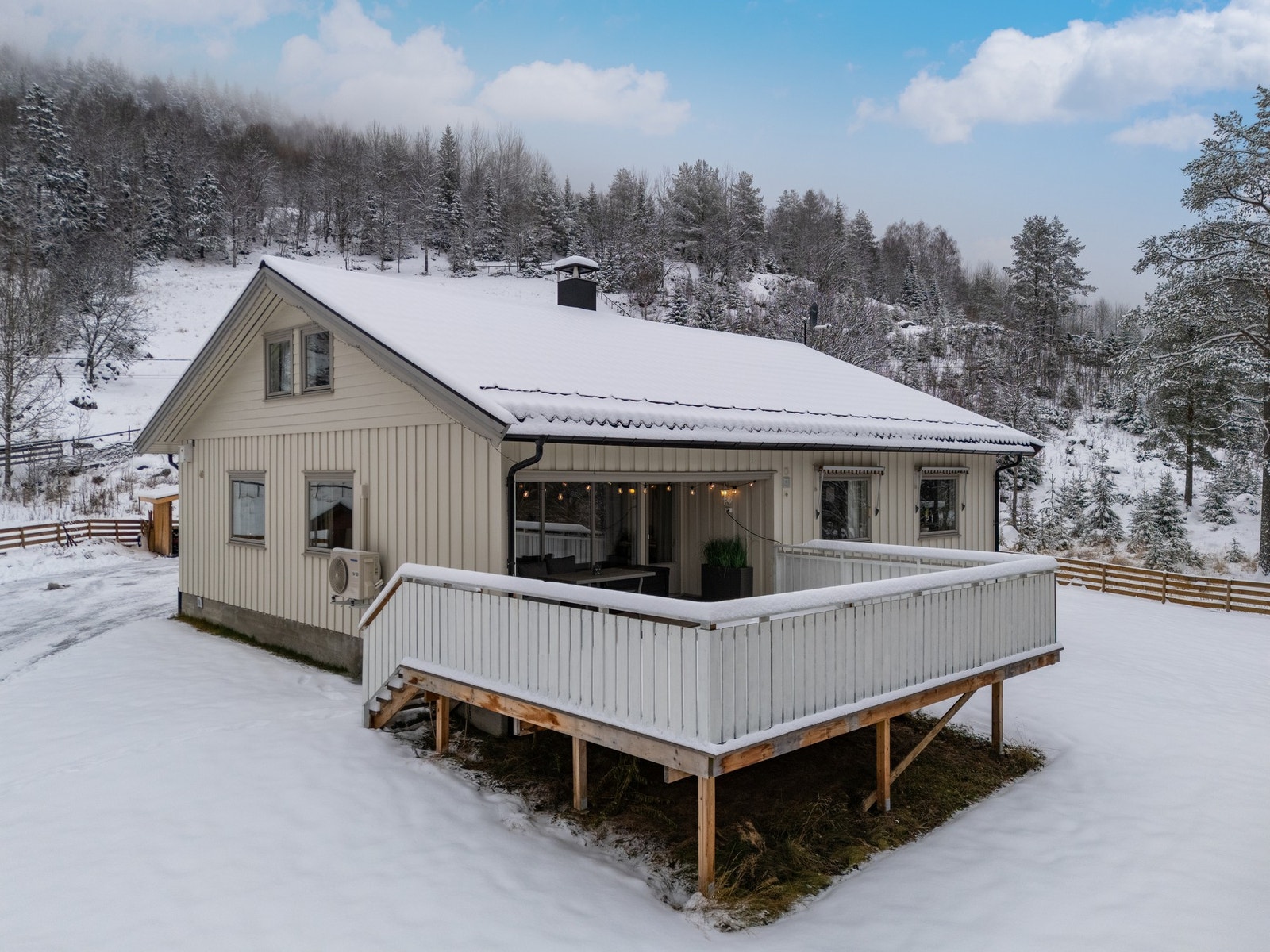 Romslig terrasse - perfekt for grilling på sene sommerkvelder Galleribilde