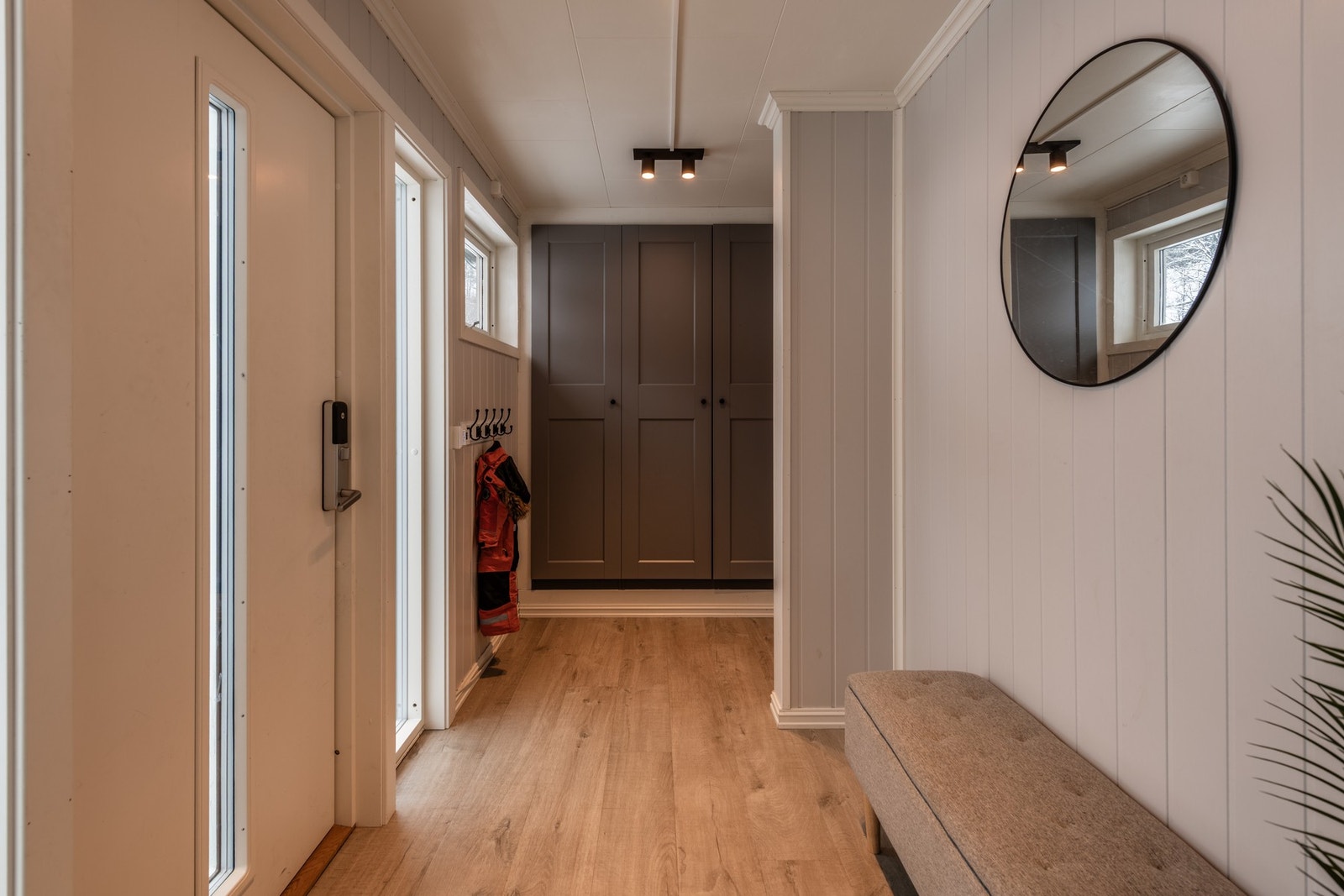 Romslig entré med store garderobeskap Galleribilde