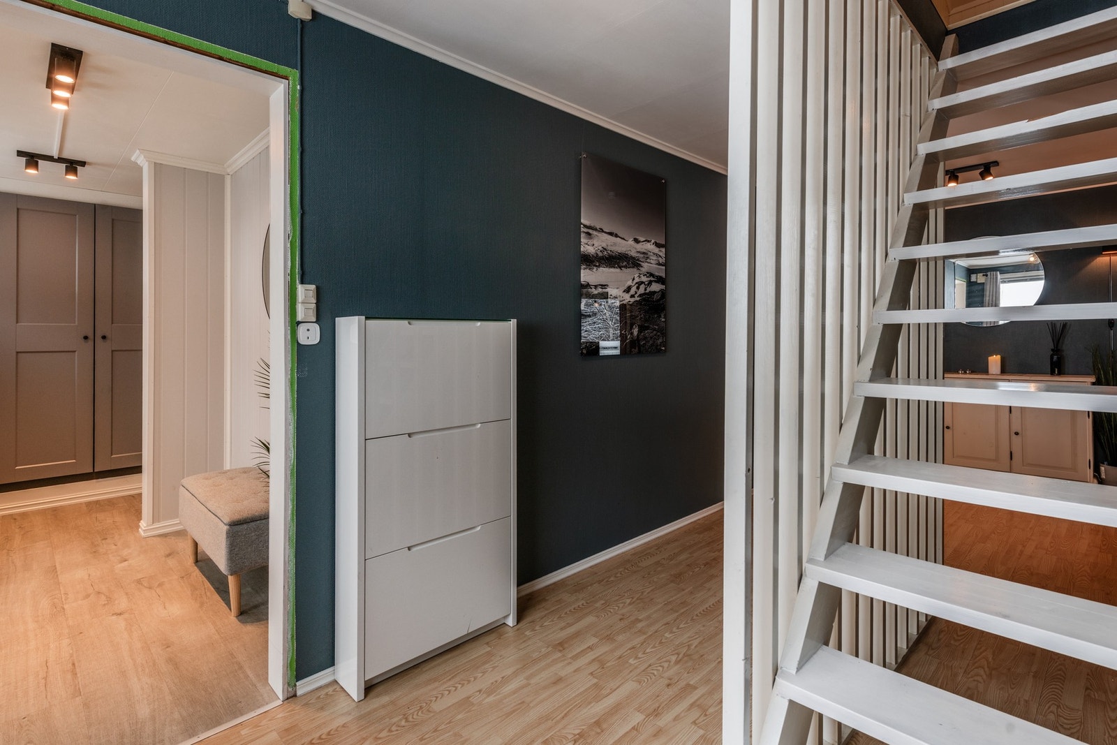 Fra gangen kommer man videre opp til boligens andre etasje Galleribilde