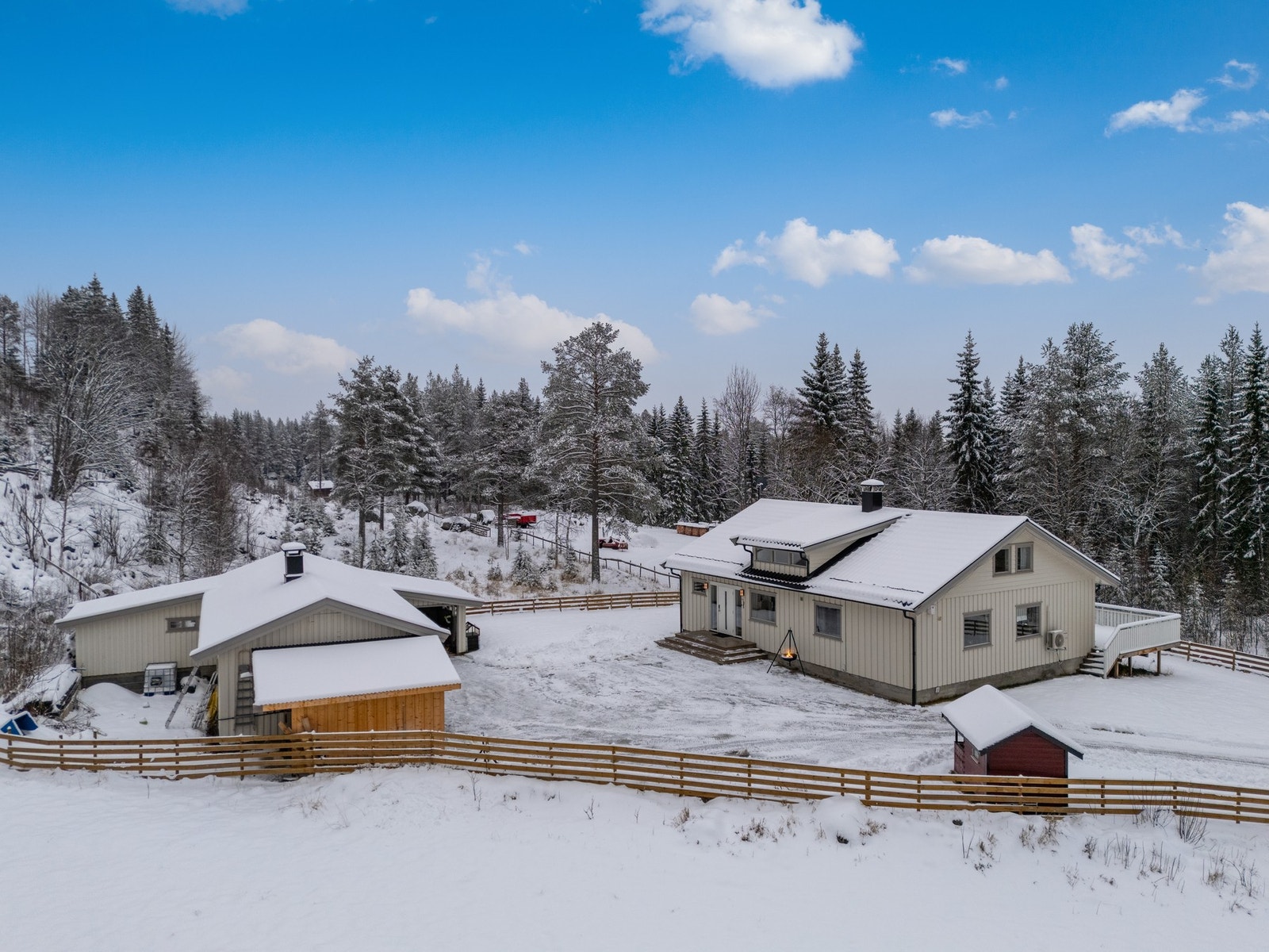 Enebolig med garasjebygg med muligheter Galleribilde