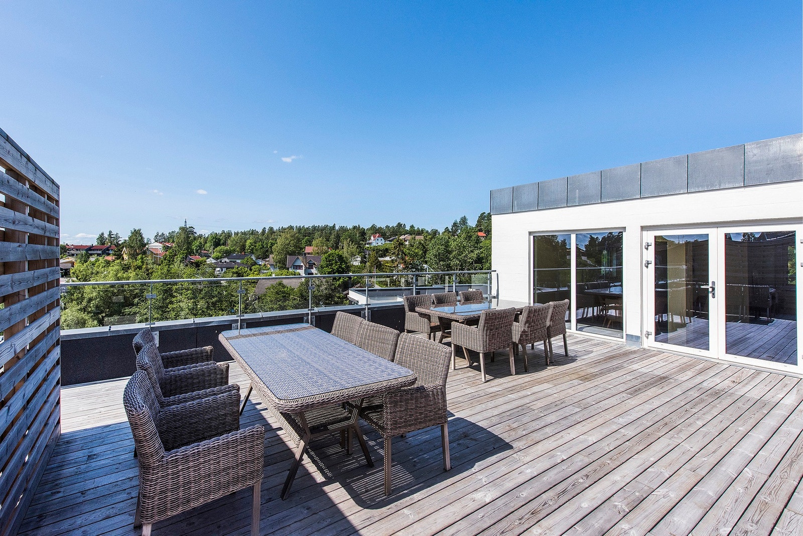 Fellesrom (festlokale) i 5. etasje som beboere har mulighet til å låne. Dette lokalet har utgang til felles takterrasse og rommet inneholder oppholdsrom, garderobe, kjøkken og toalett. Galleribilde