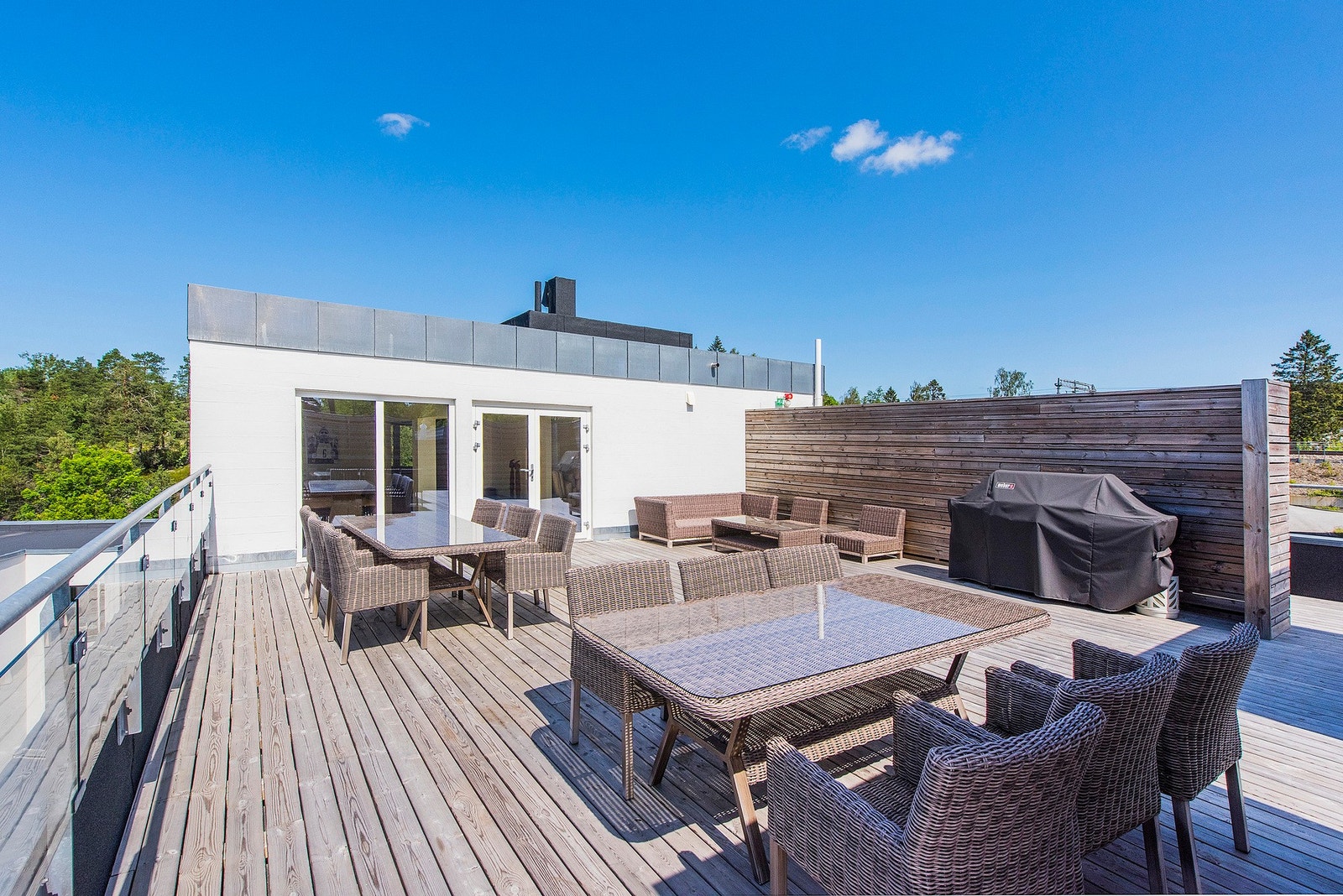 Fellesrom (festlokale) i 5. etasje som beboere har mulighet til å låne. Dette lokalet har utgang til felles takterrasse og rommet inneholder oppholdsrom, garderobe, kjøkken og toalett. Galleribilde