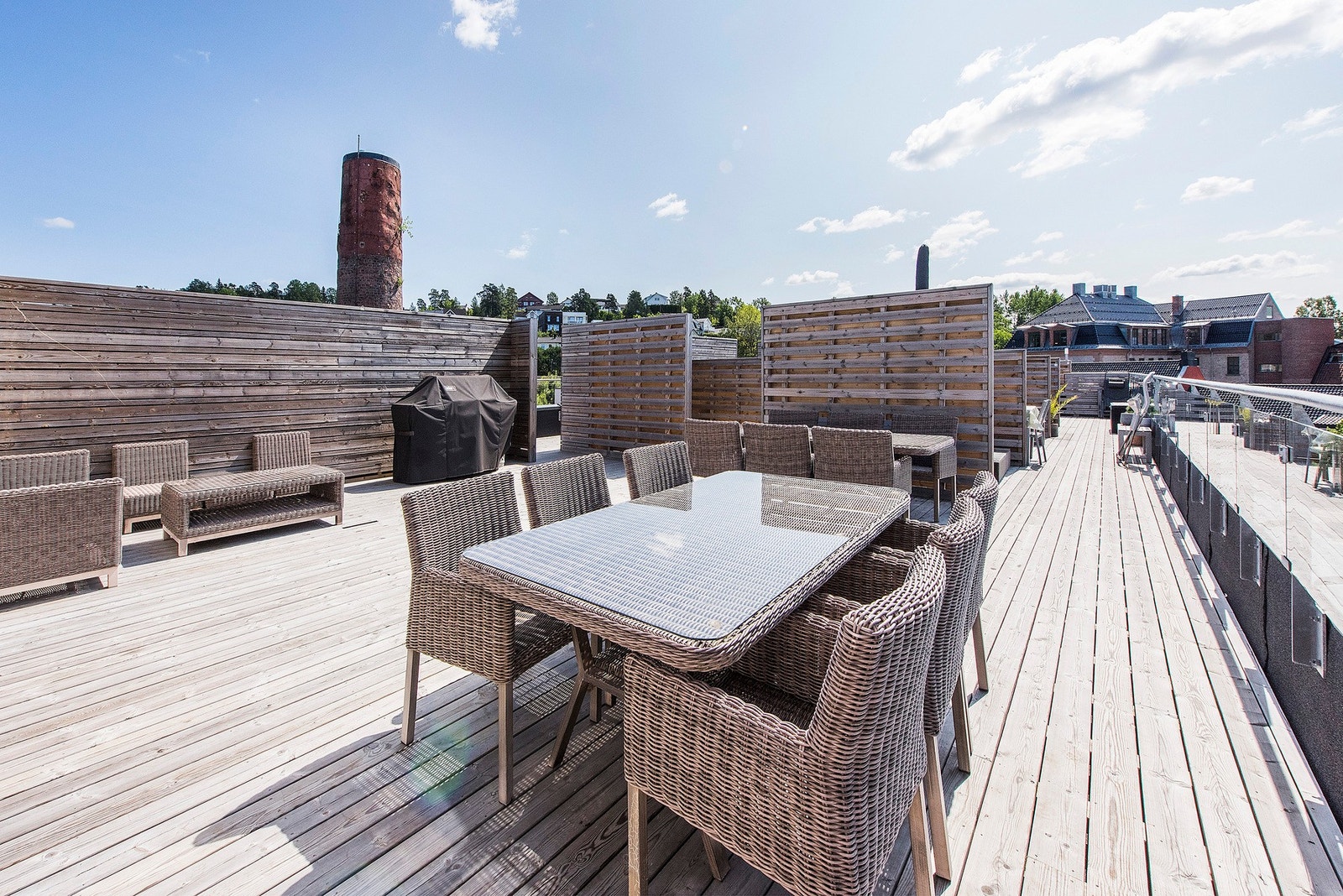 Fellesrom (festlokale) i 5. etasje som beboere har mulighet til å låne. Dette lokalet har utgang til felles takterrasse og rommet inneholder oppholdsrom, garderobe, kjøkken og toalett. Galleribilde