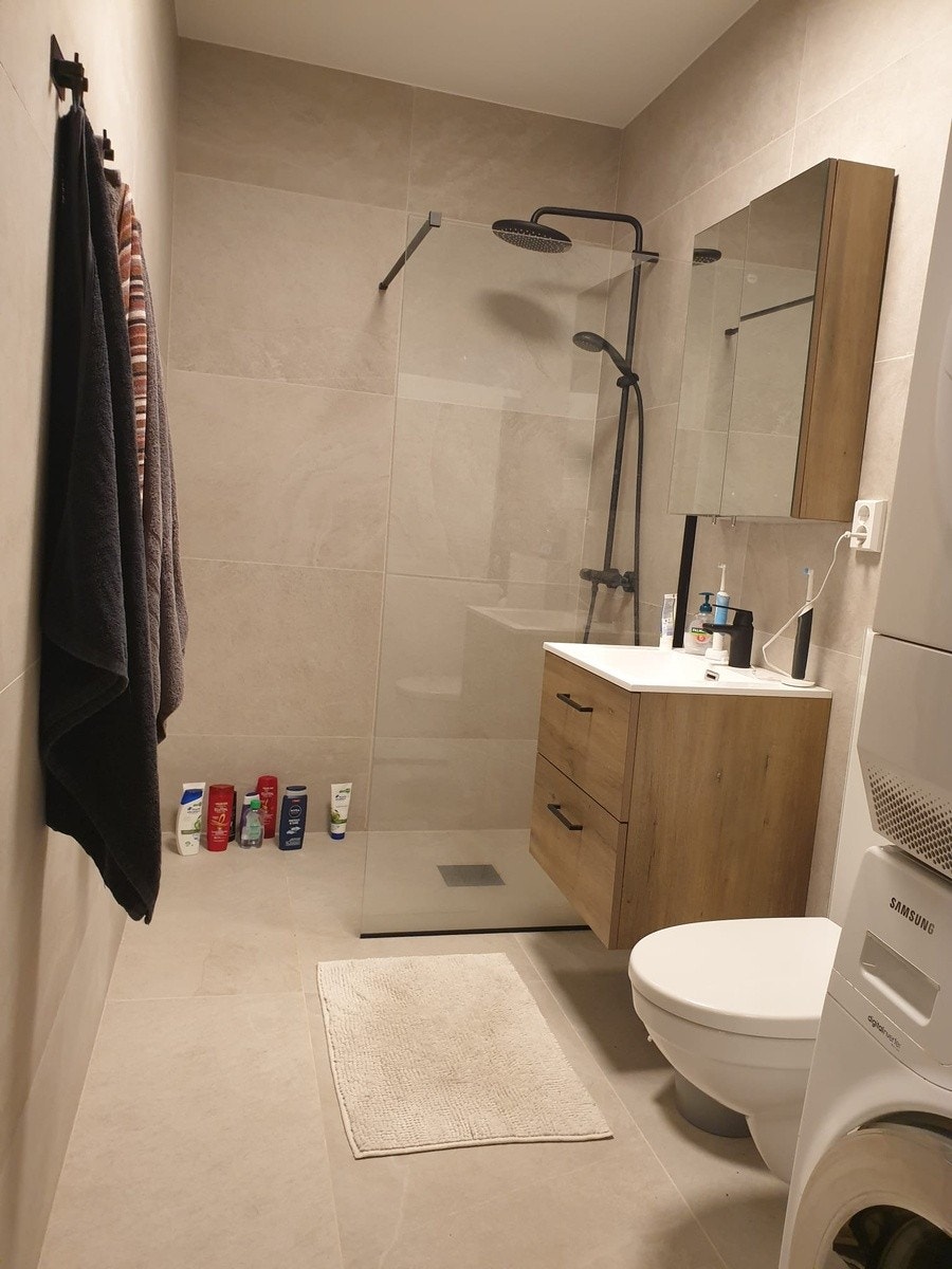 1 av 2 totalrenoverte baderom med høy standard. Store flis, dimbare spotter i tak, varme i gulv. Innfellbare dusgvegger i glass. Galleribilde