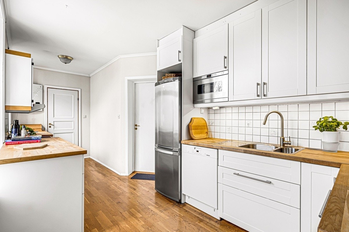 Romslig kjøkken med mye skapplass og alt man trenger av hvitevarer og kjøkkenutstyr. Galleribilde