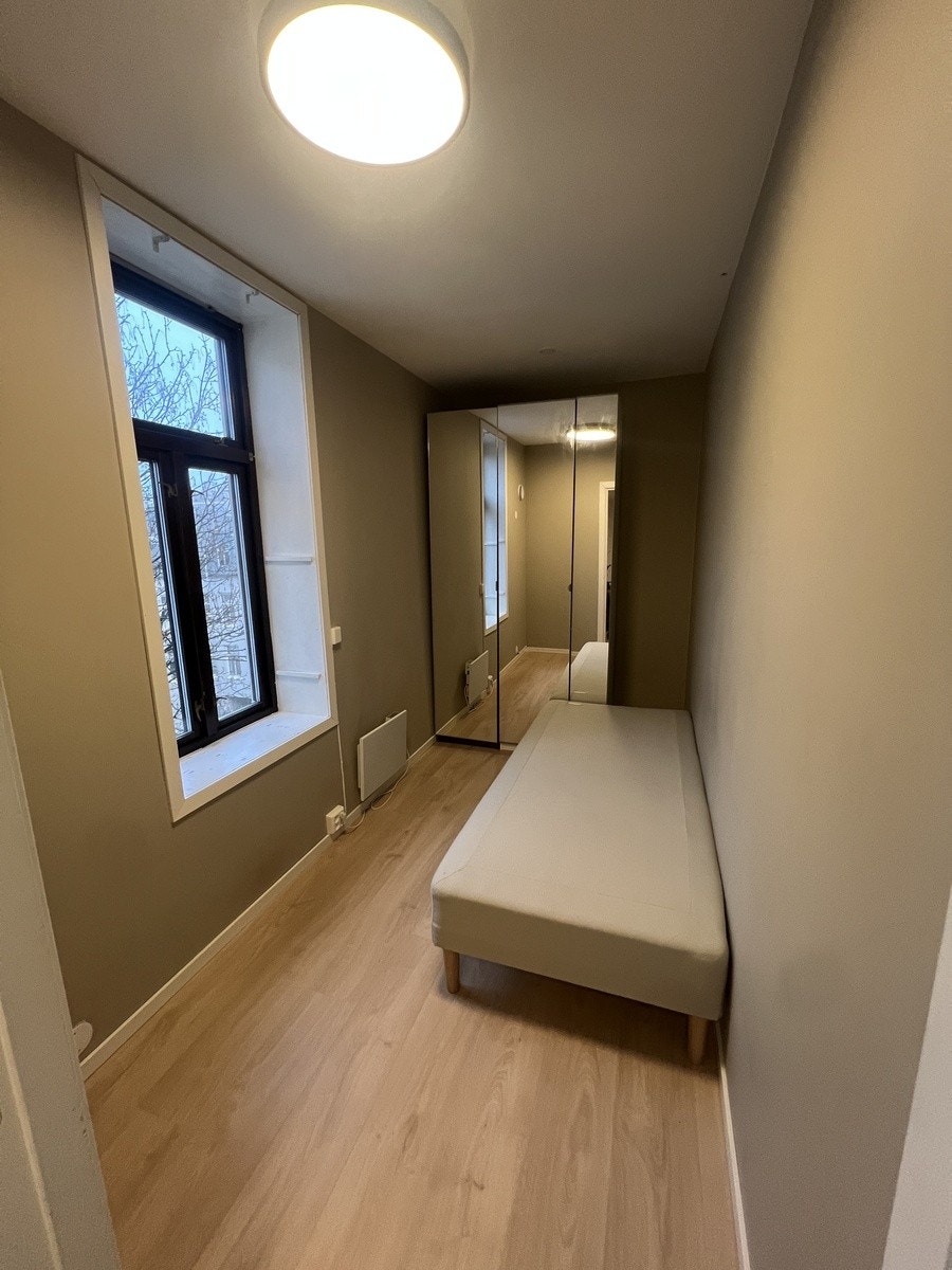 Dette er Saturn. Soverommene er av god størrelse med plass til det man trenger. Nye garderobeskap med speilfronter, seng, panelovn og solskjerming medfølger. Pult og stol kan også medfølge om ønskelig. Galleribilde