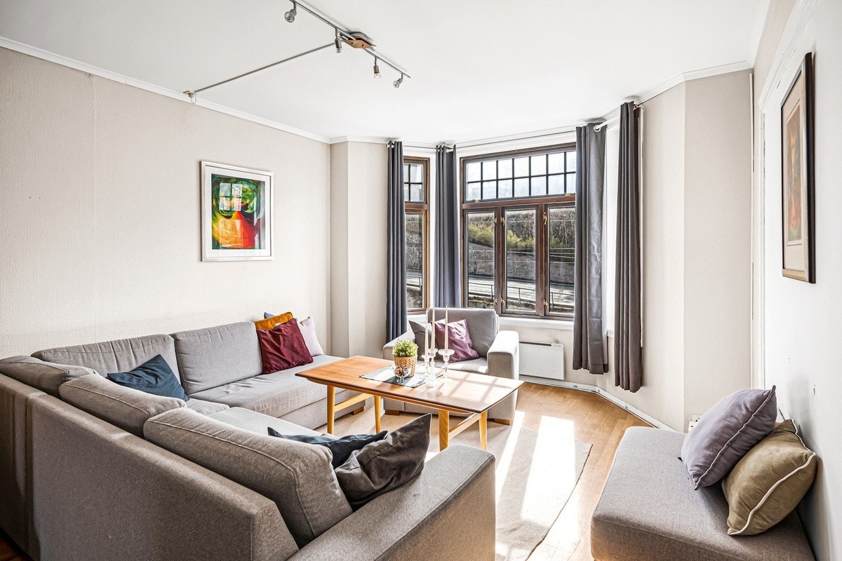 Det er mye fellesareal i leiligheten. Dette er 1 av 2 stuer. Galleribilde