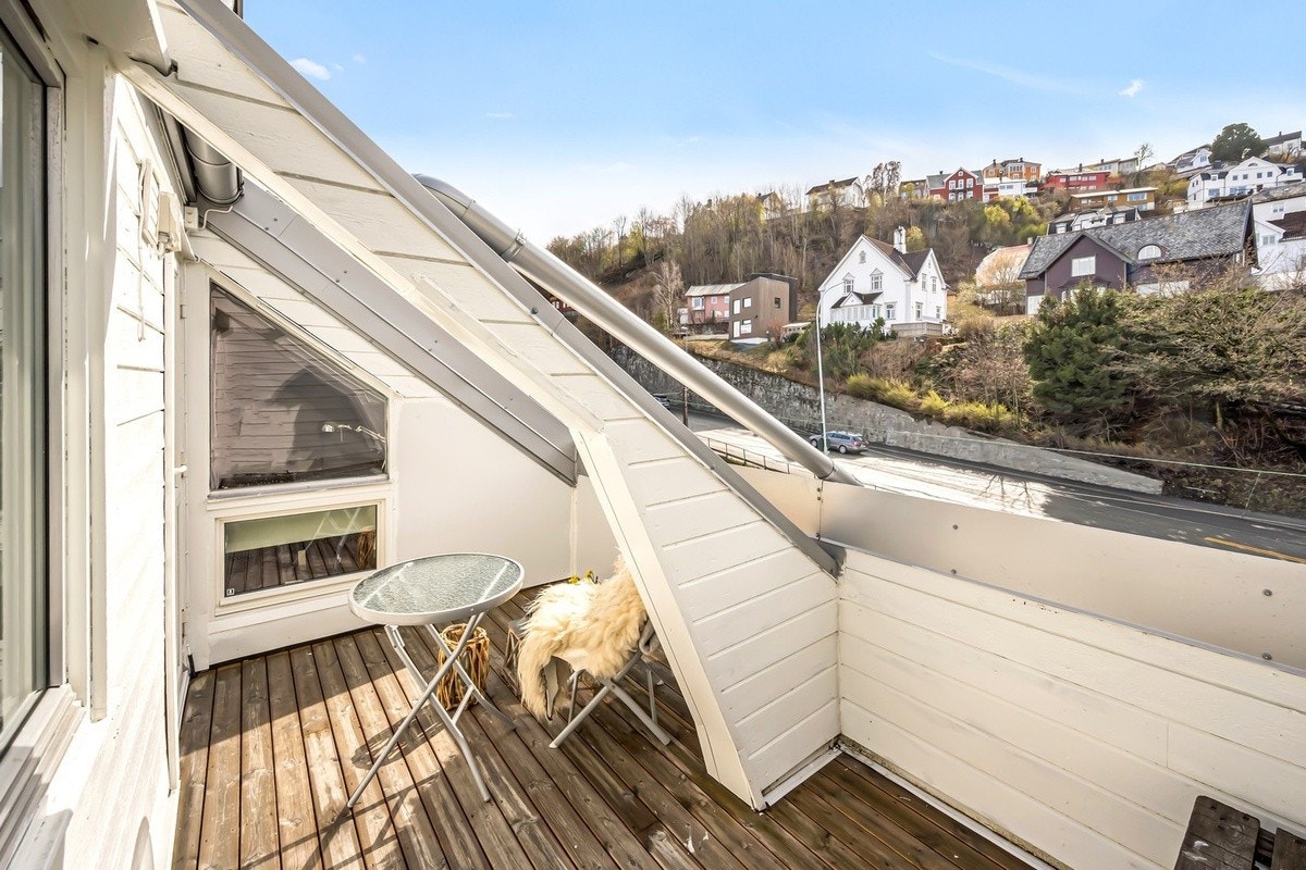 Leiligheten har en egen privat terrasse med utgang fra stuen i 2. etasje. Her kan man nyte utsikt og gode solforhold. Galleribilde