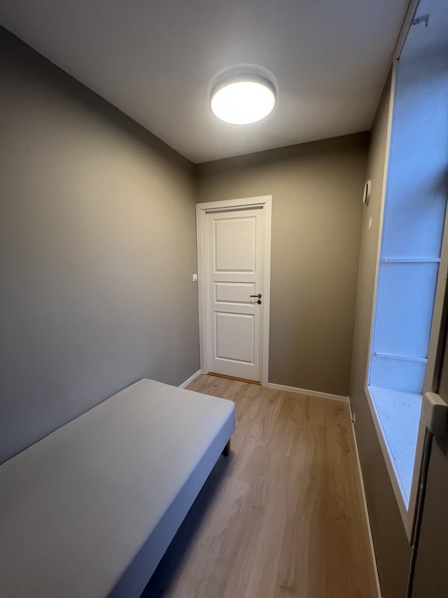 Dette er Saturn. Soverommene er av god størrelse med plass til det man trenger. Nye garderobeskap med speilfronter, seng, panelovn og solskjerming medfølger. Pult og stol kan også medfølge om ønskelig. Galleribilde