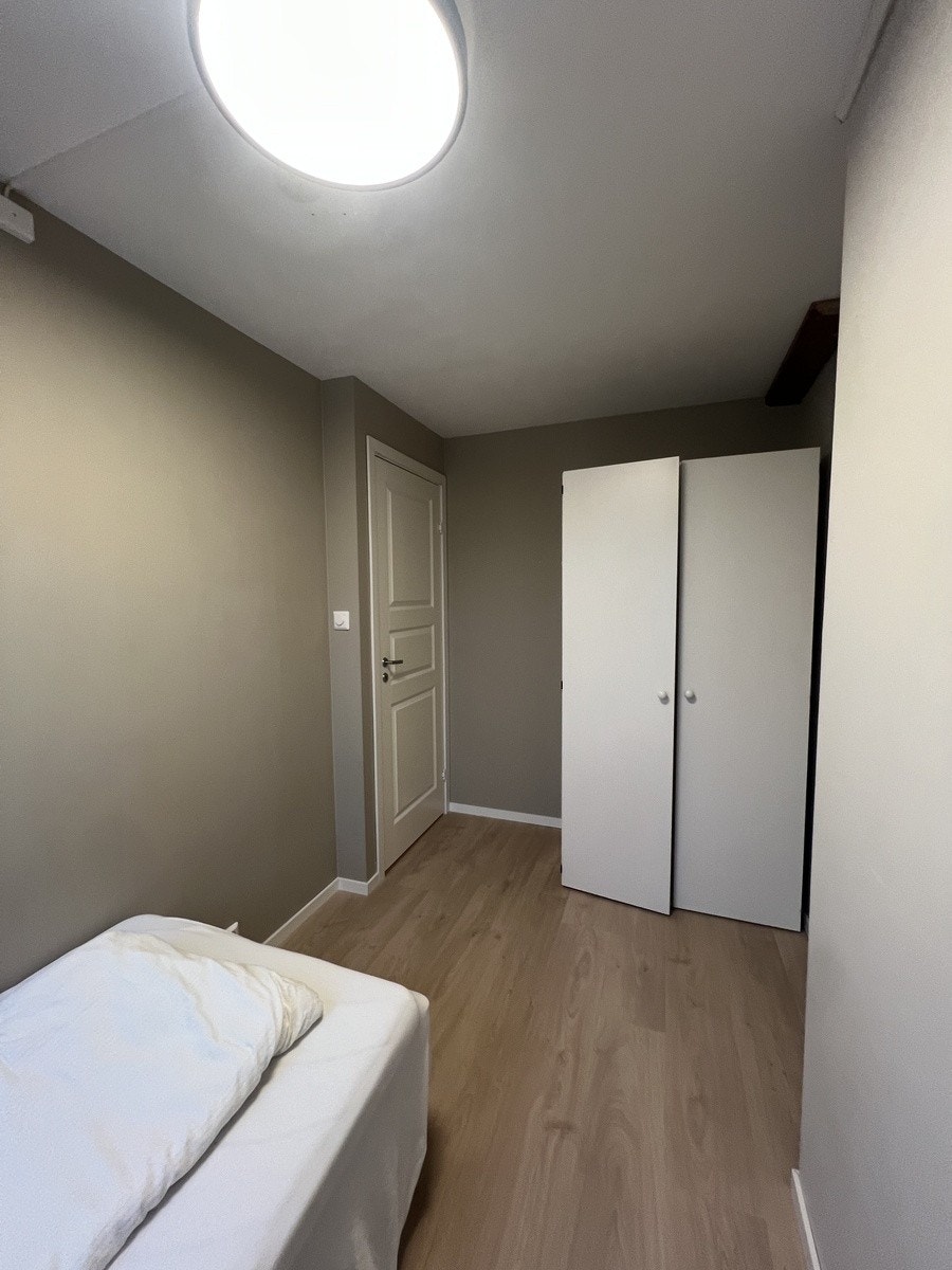 Dette er Venus. Soverommene er av god størrelse med plass til det man trenger. Nye garderobeskap med speilfronter, seng, panelovn og solskjerming medfølger. Pult og stol kan også medfølge om ønskelig. Galleribilde